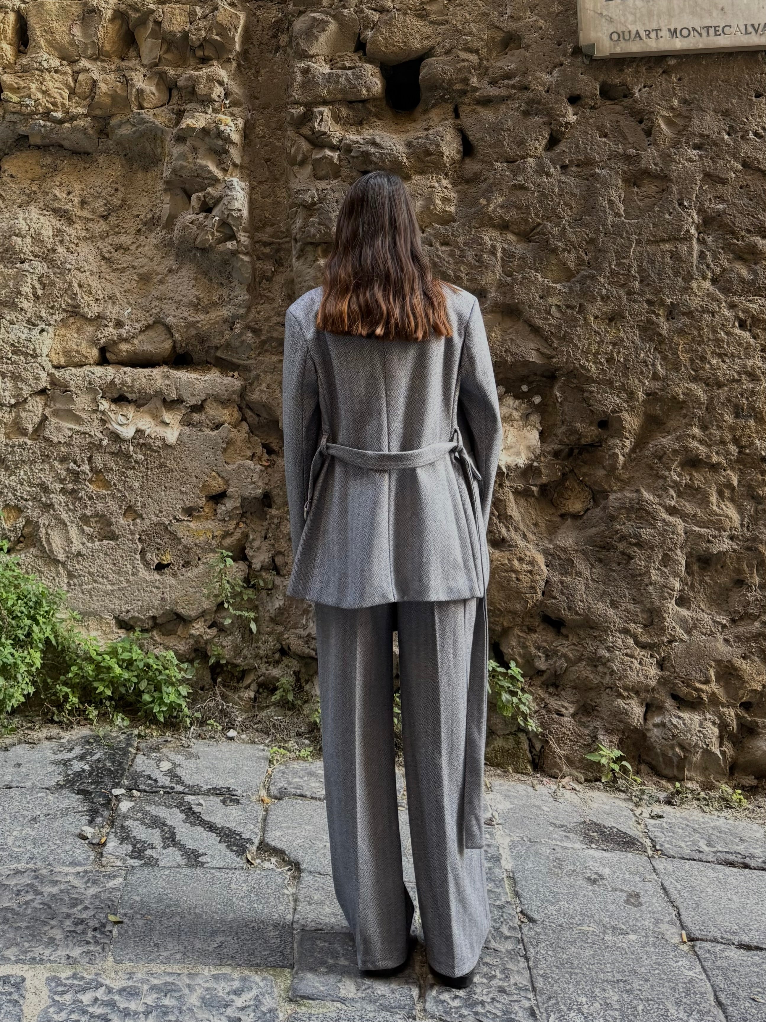 Tailleur con corpetto grigio