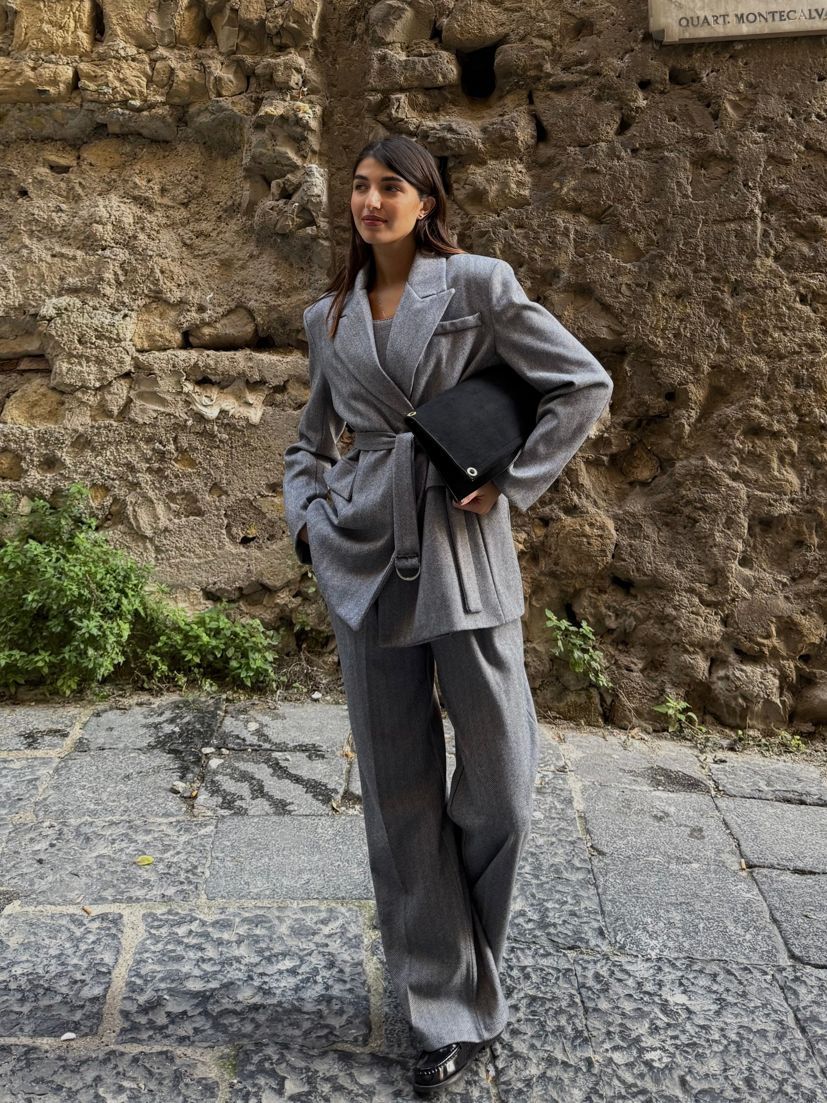 Tailleur con corpetto grigio