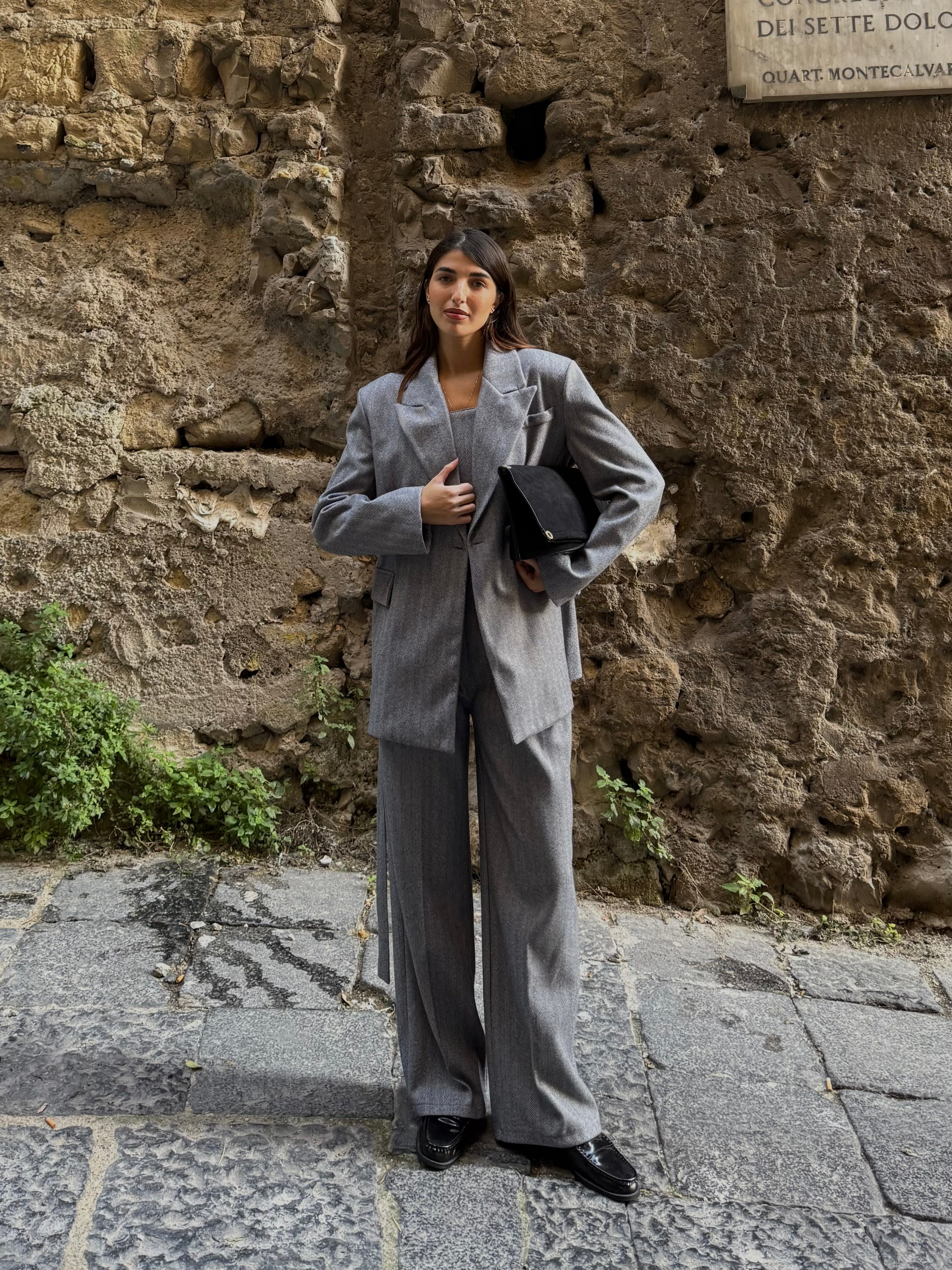Tailleur con corpetto grigio