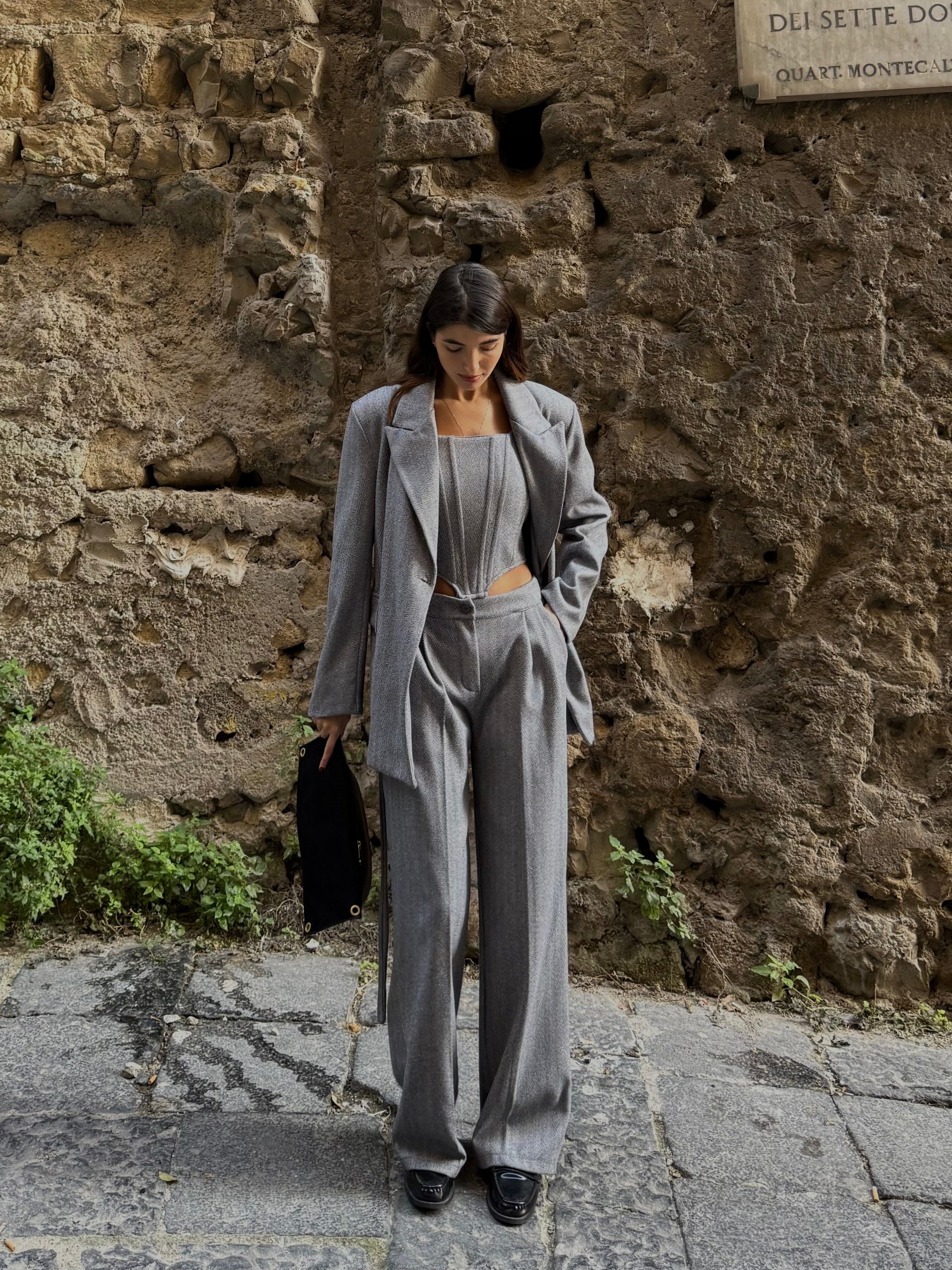 Tailleur con corpetto grigio