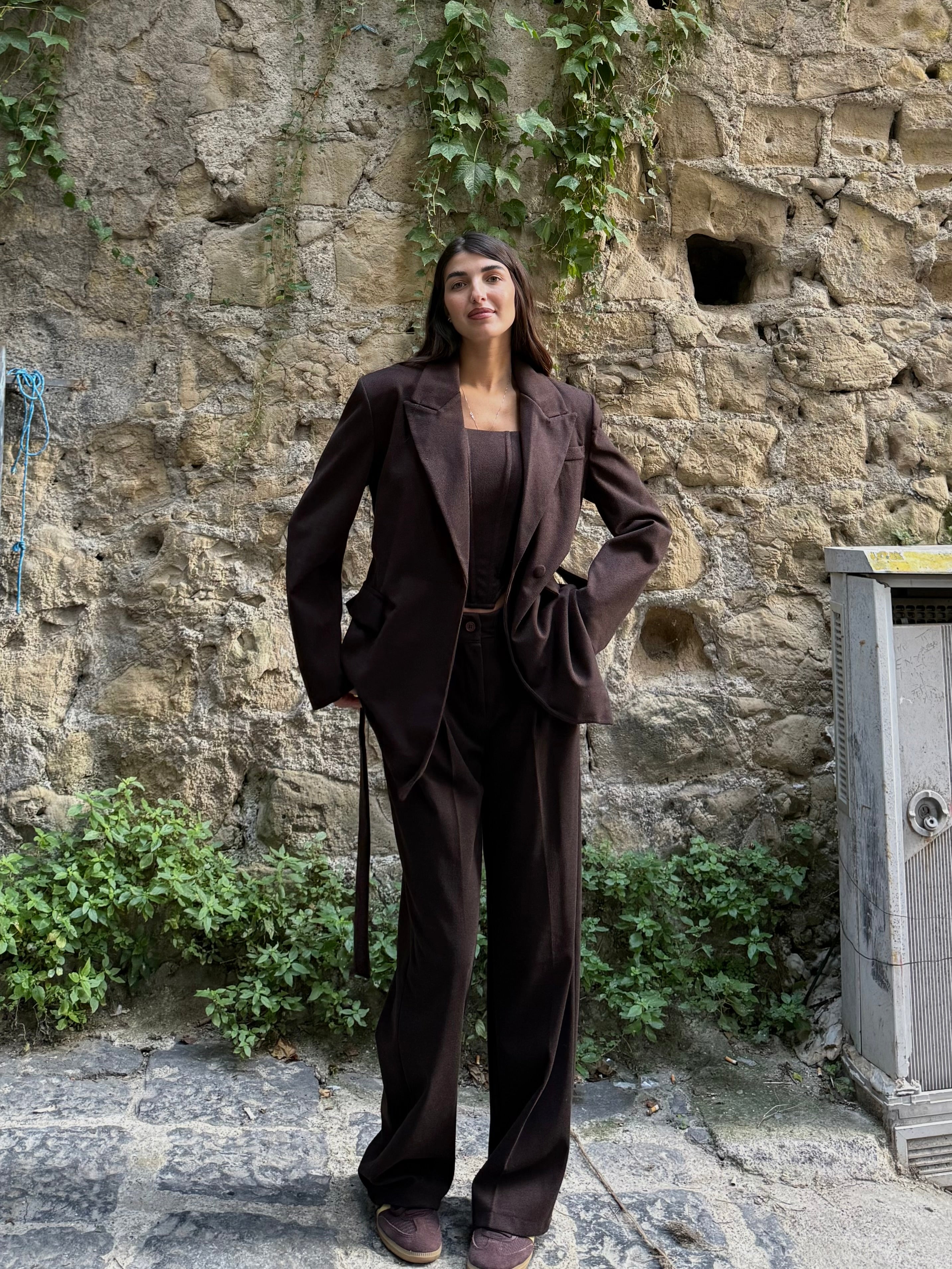 Tailleur con corpetto marrone