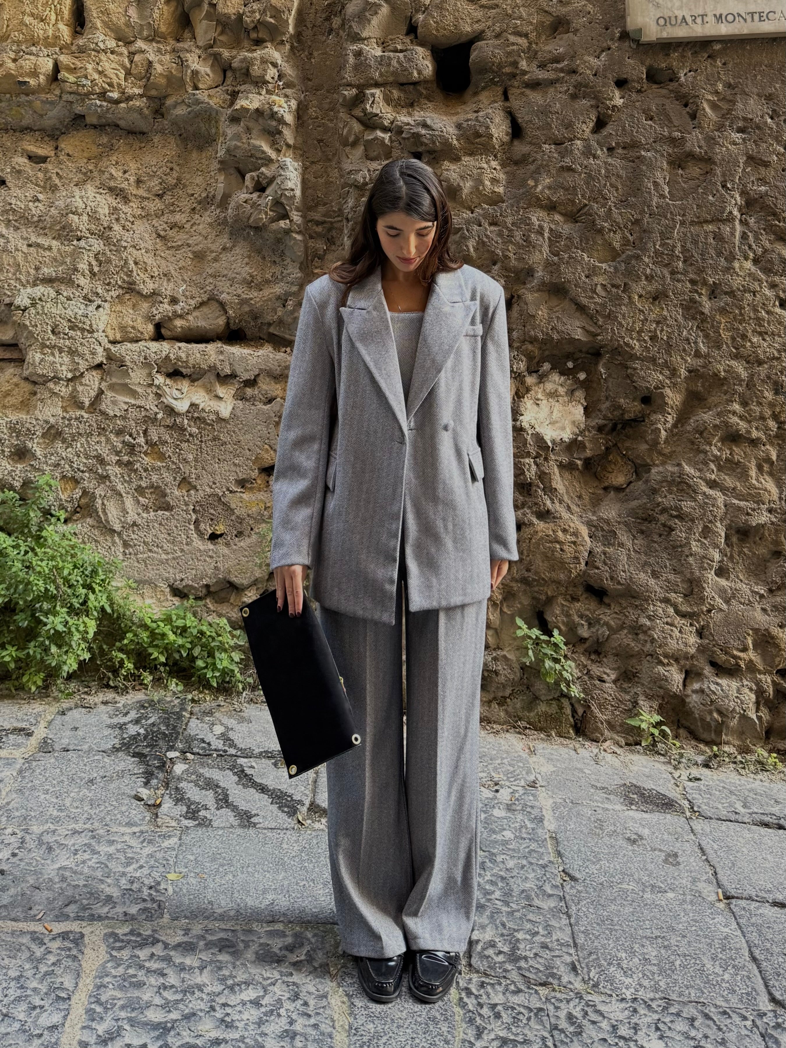 Tailleur con corpetto grigio