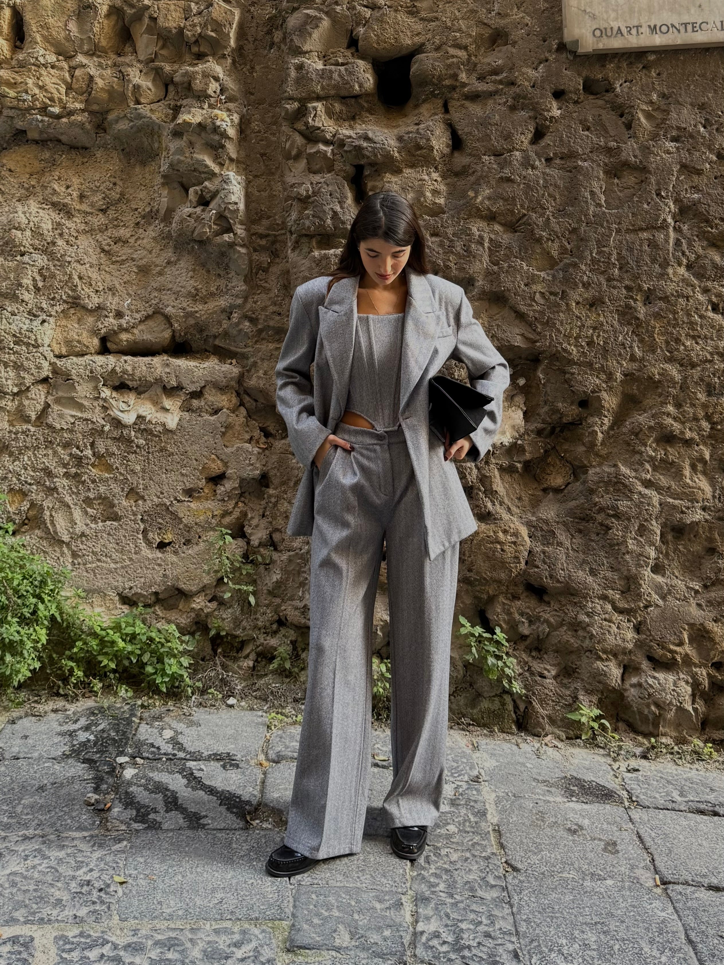 Tailleur con corpetto grigio