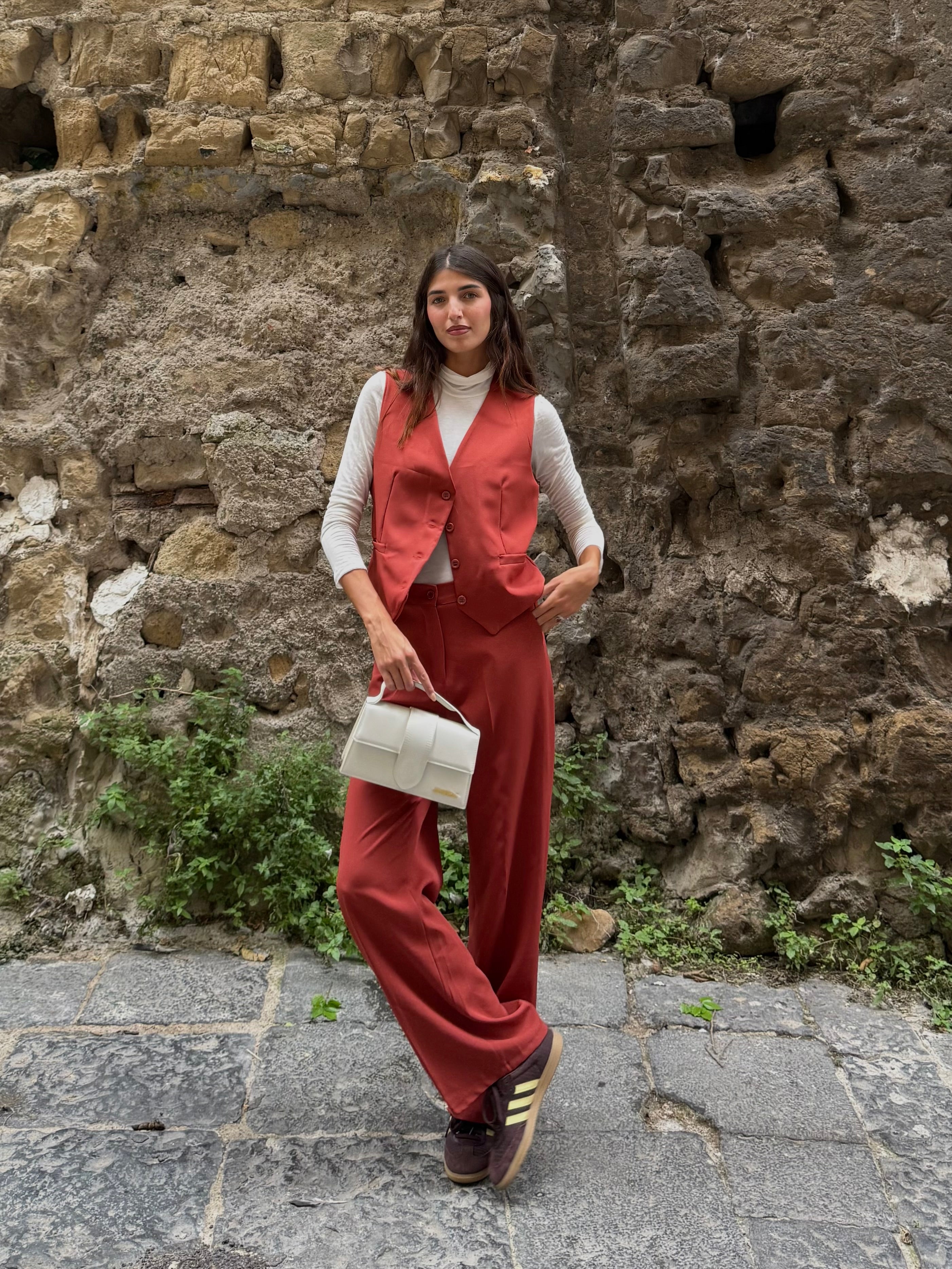 Tailleur con gilet terracotta