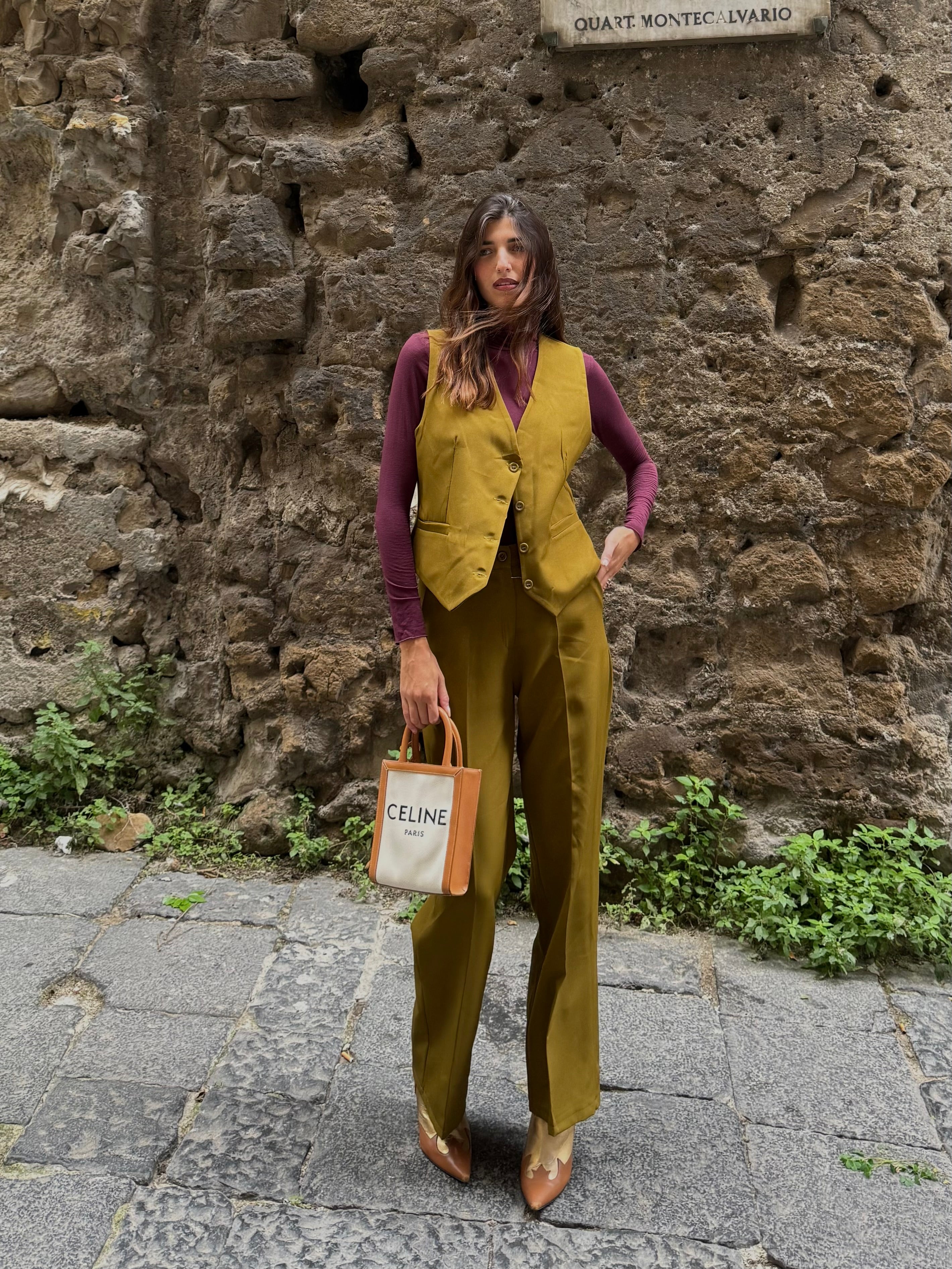 Tailleur con gilet verde oliva