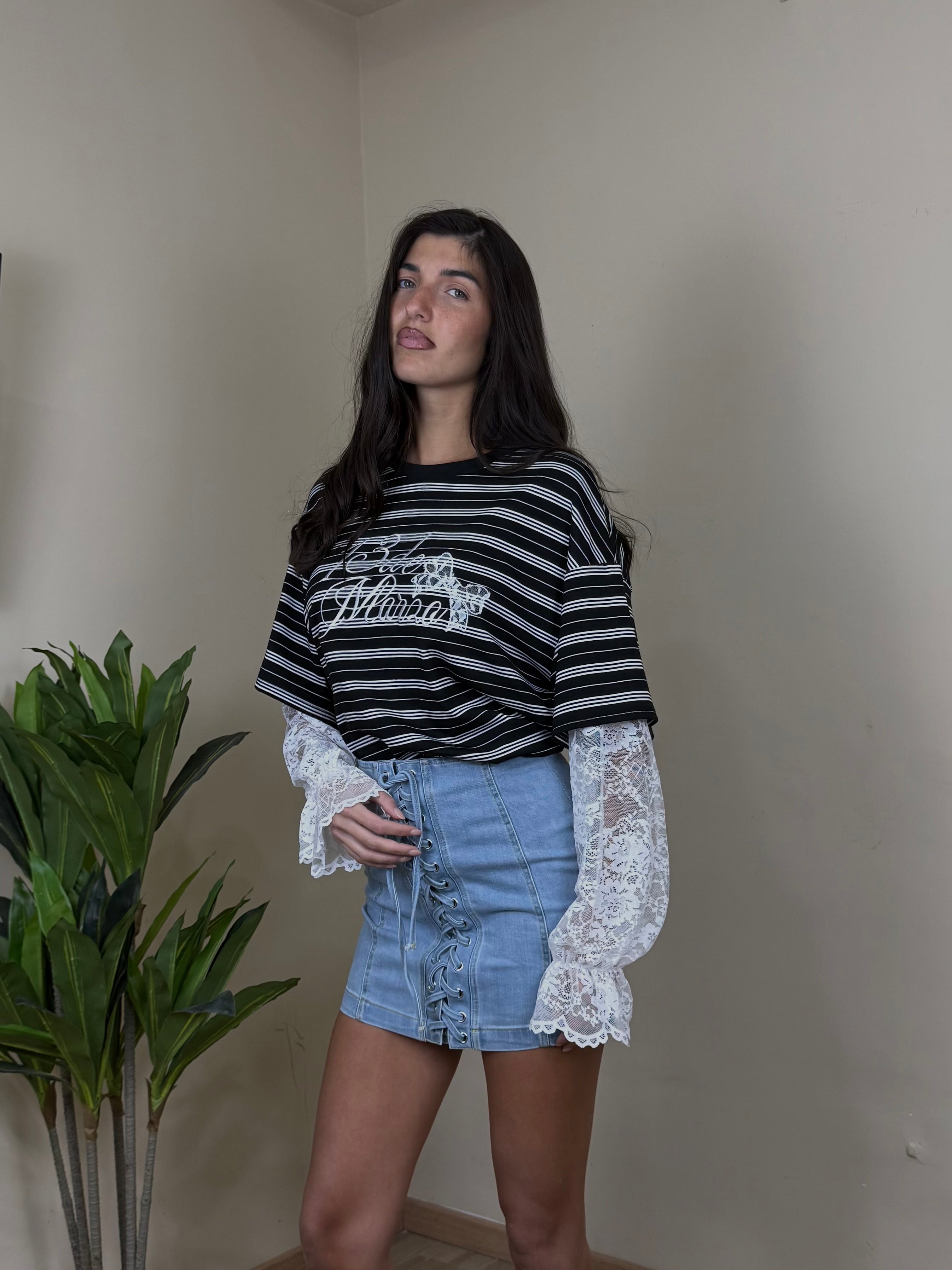 T-shirt manica in pizzo nera