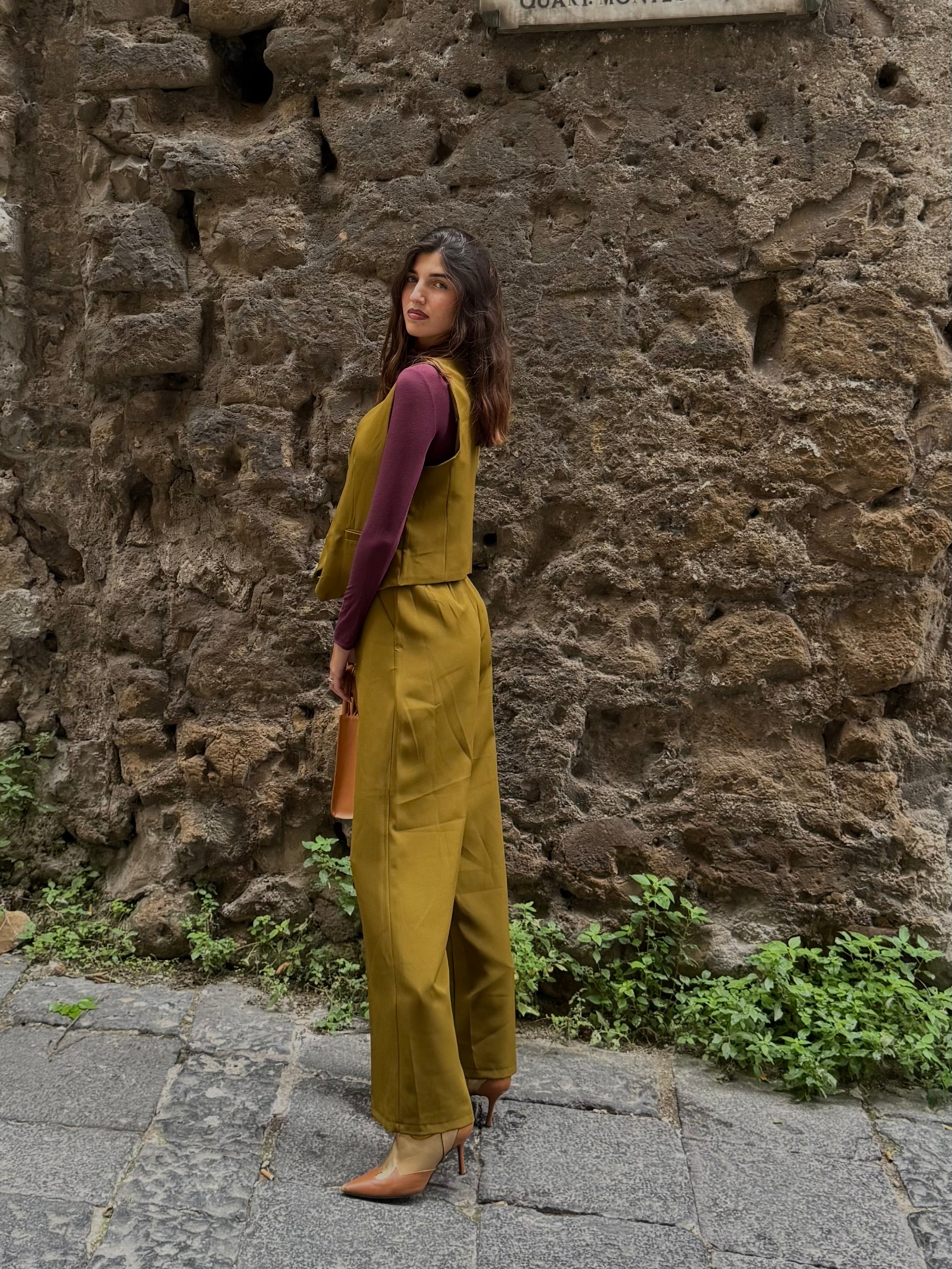 Tailleur con gilet verde oliva