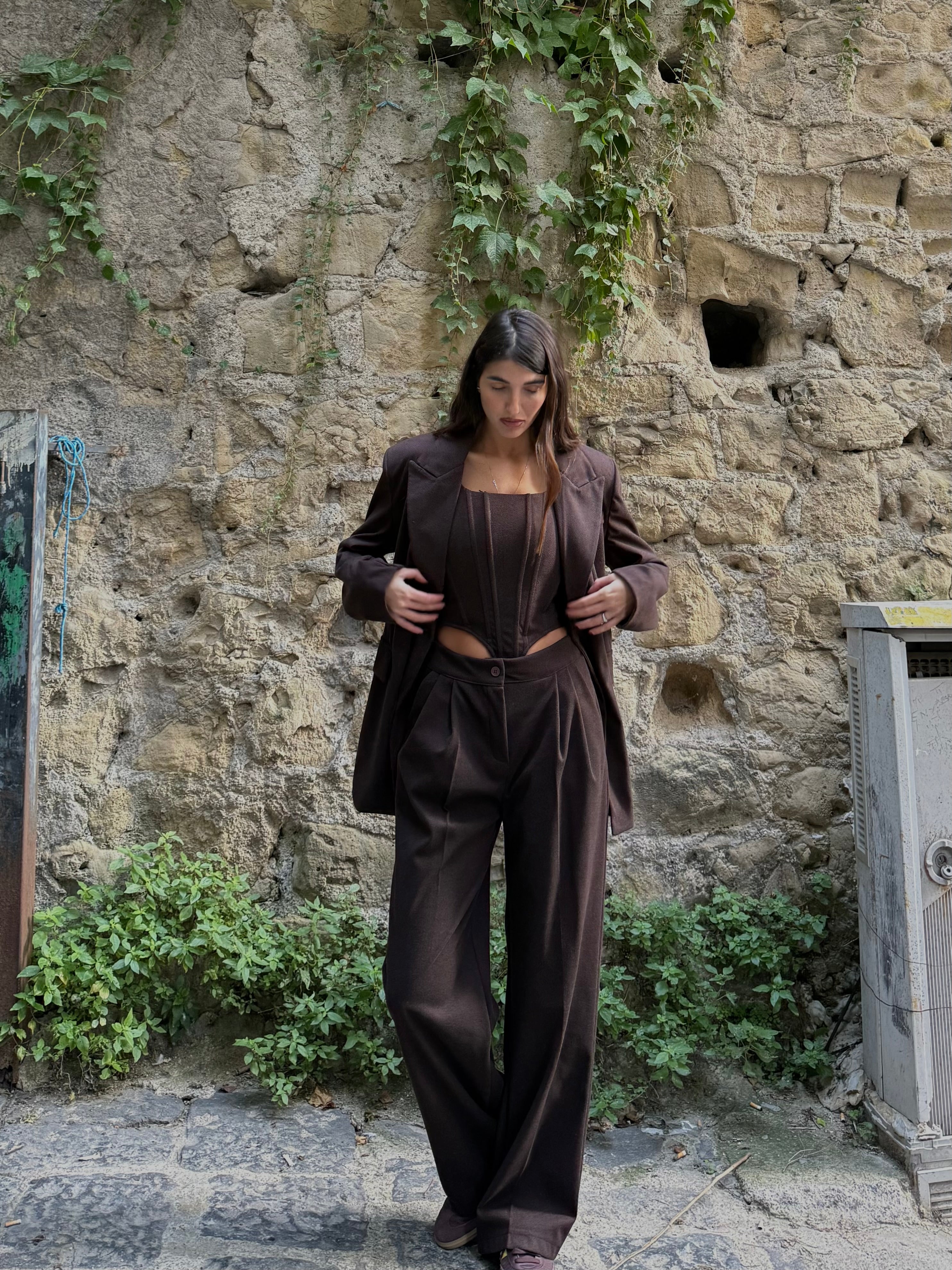 Tailleur con corpetto marrone
