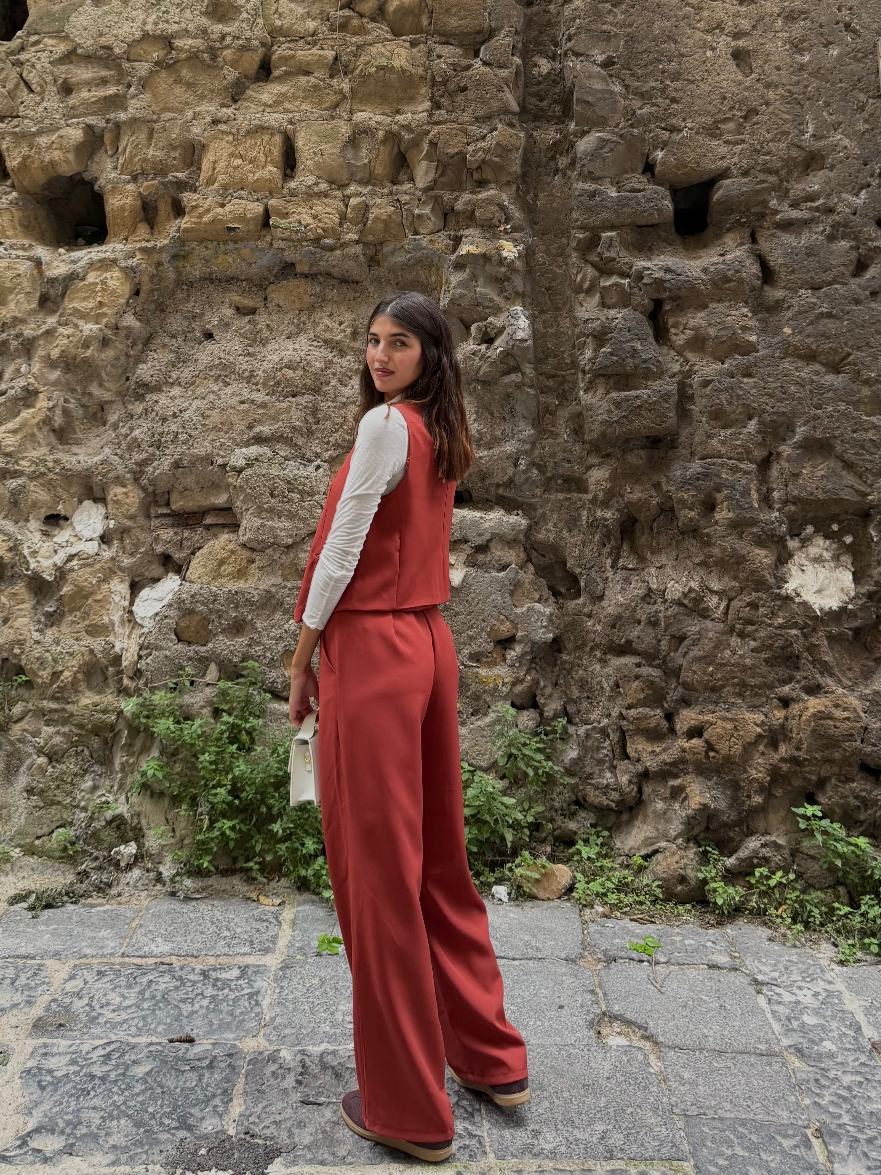 Tailleur con gilet terracotta
