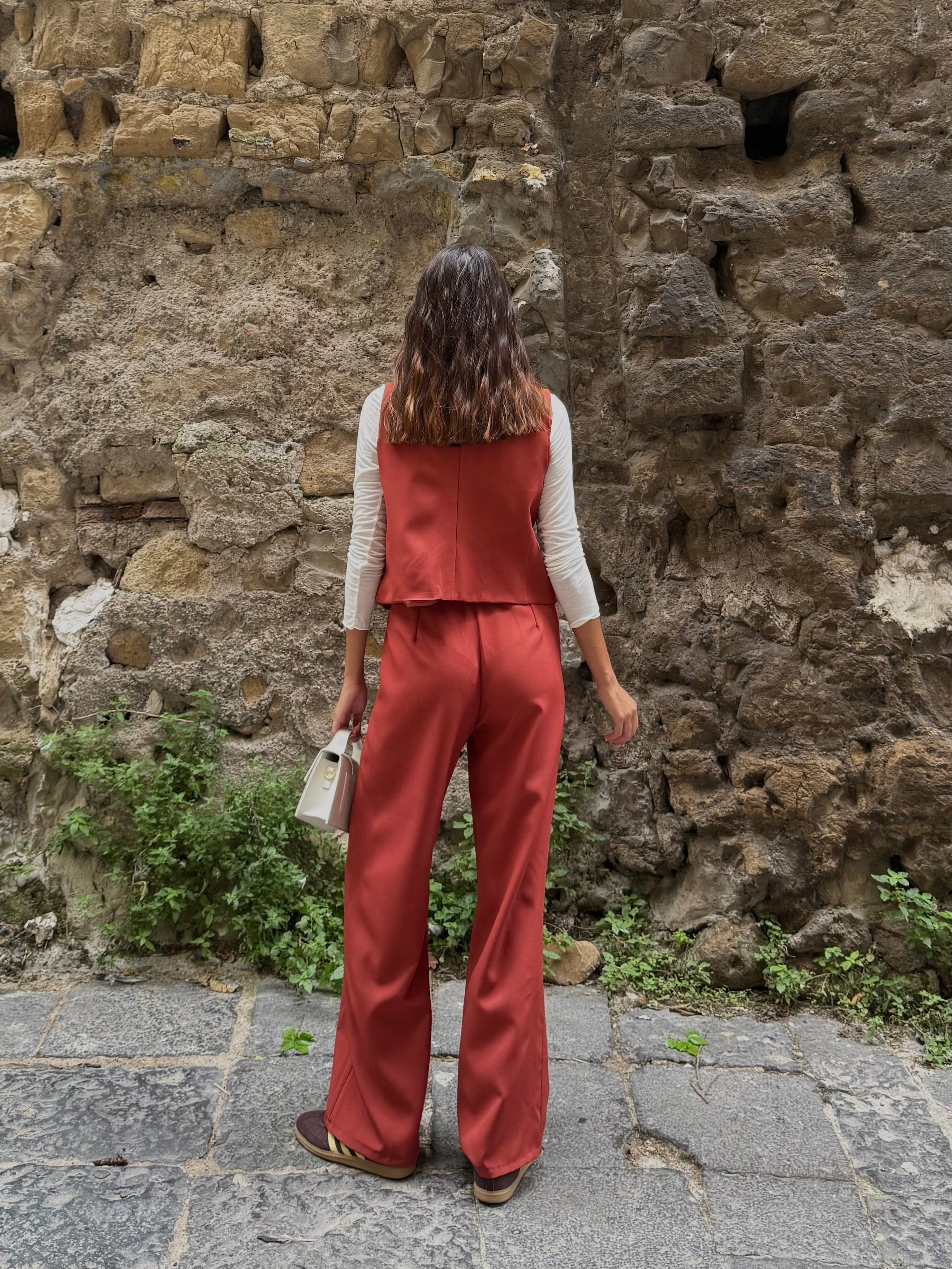 Tailleur con gilet terracotta