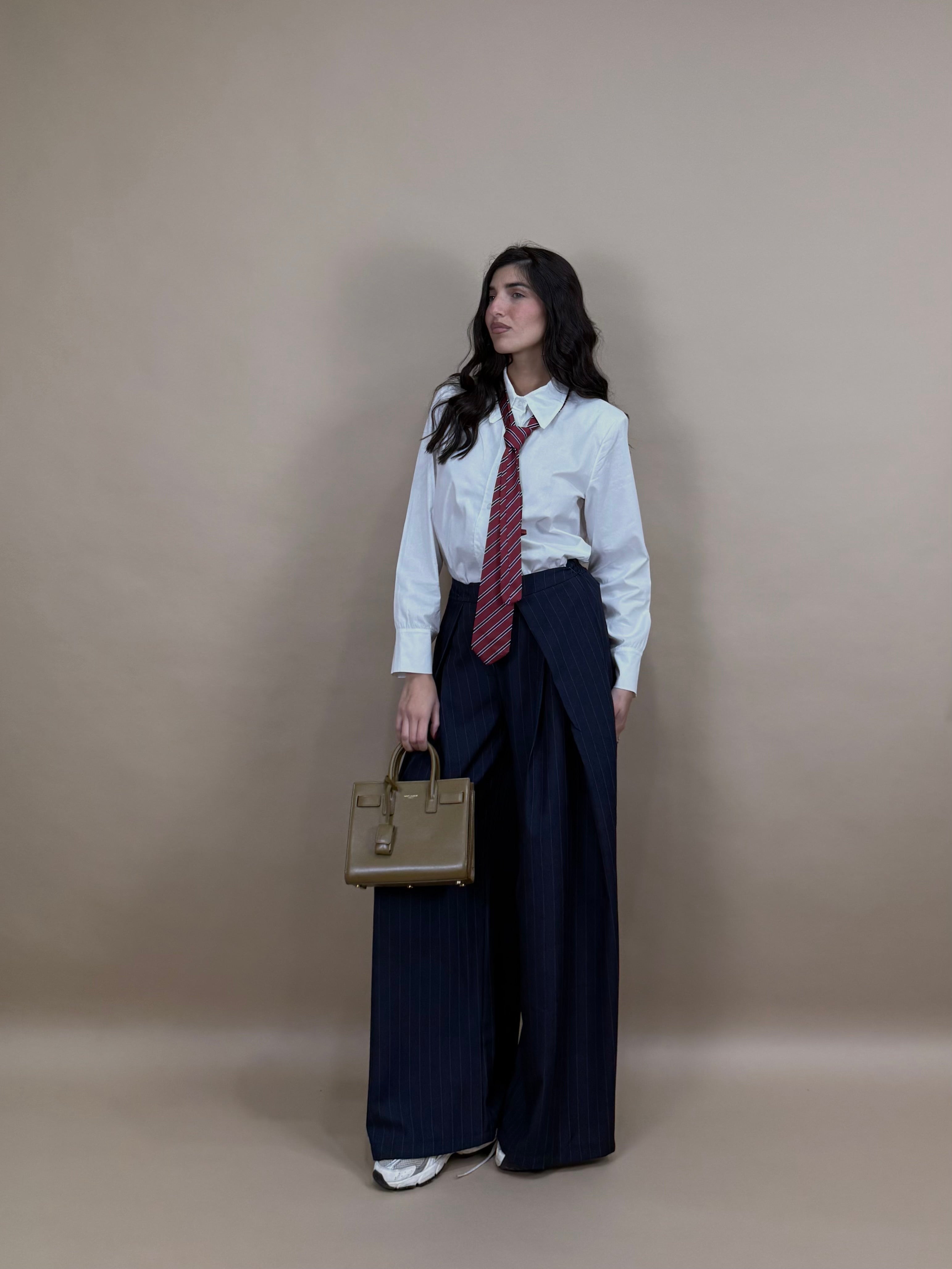 Camicia con cravatta bianca