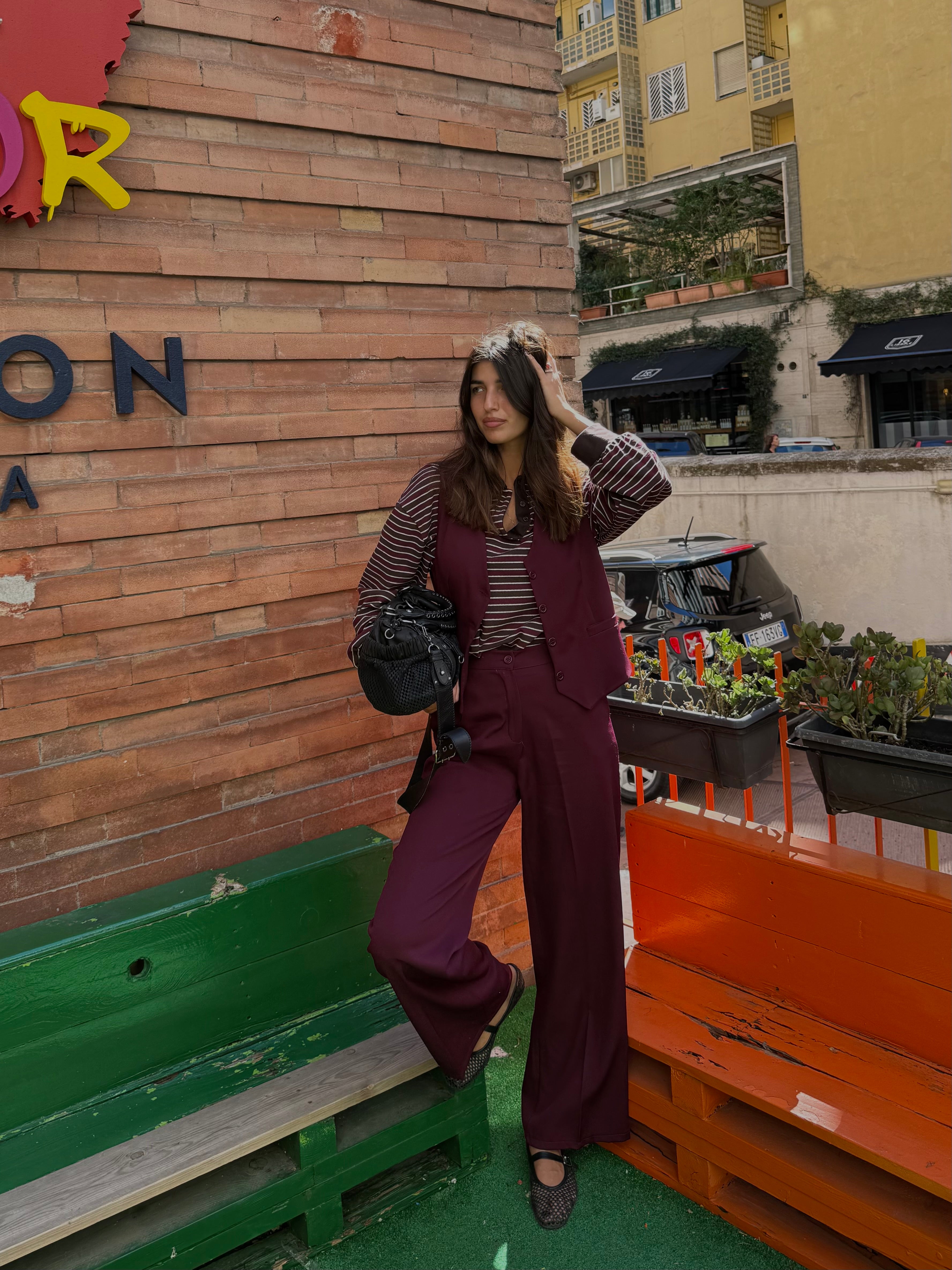 Tailleur con gilet bordeaux