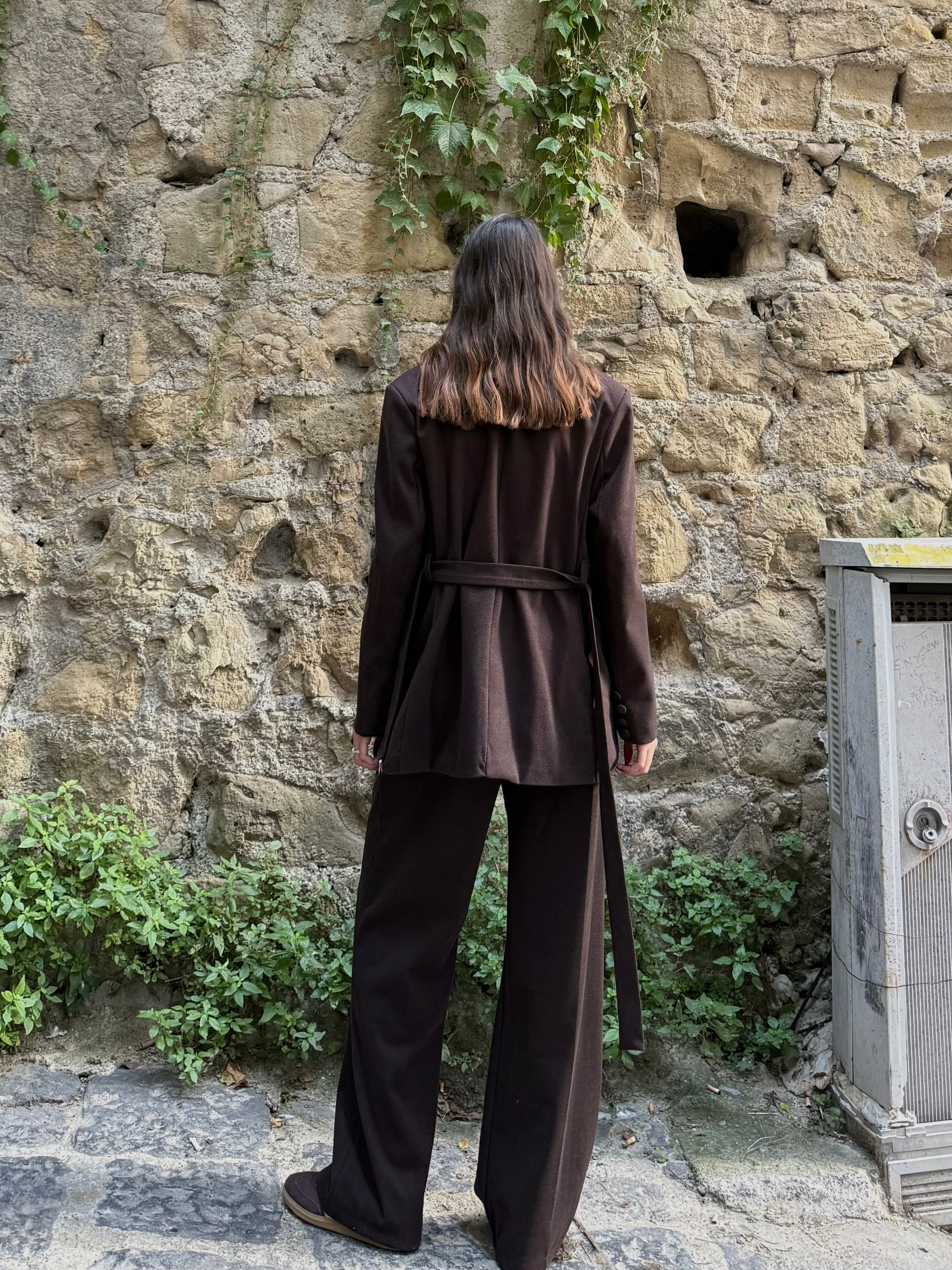 Tailleur con corpetto marrone