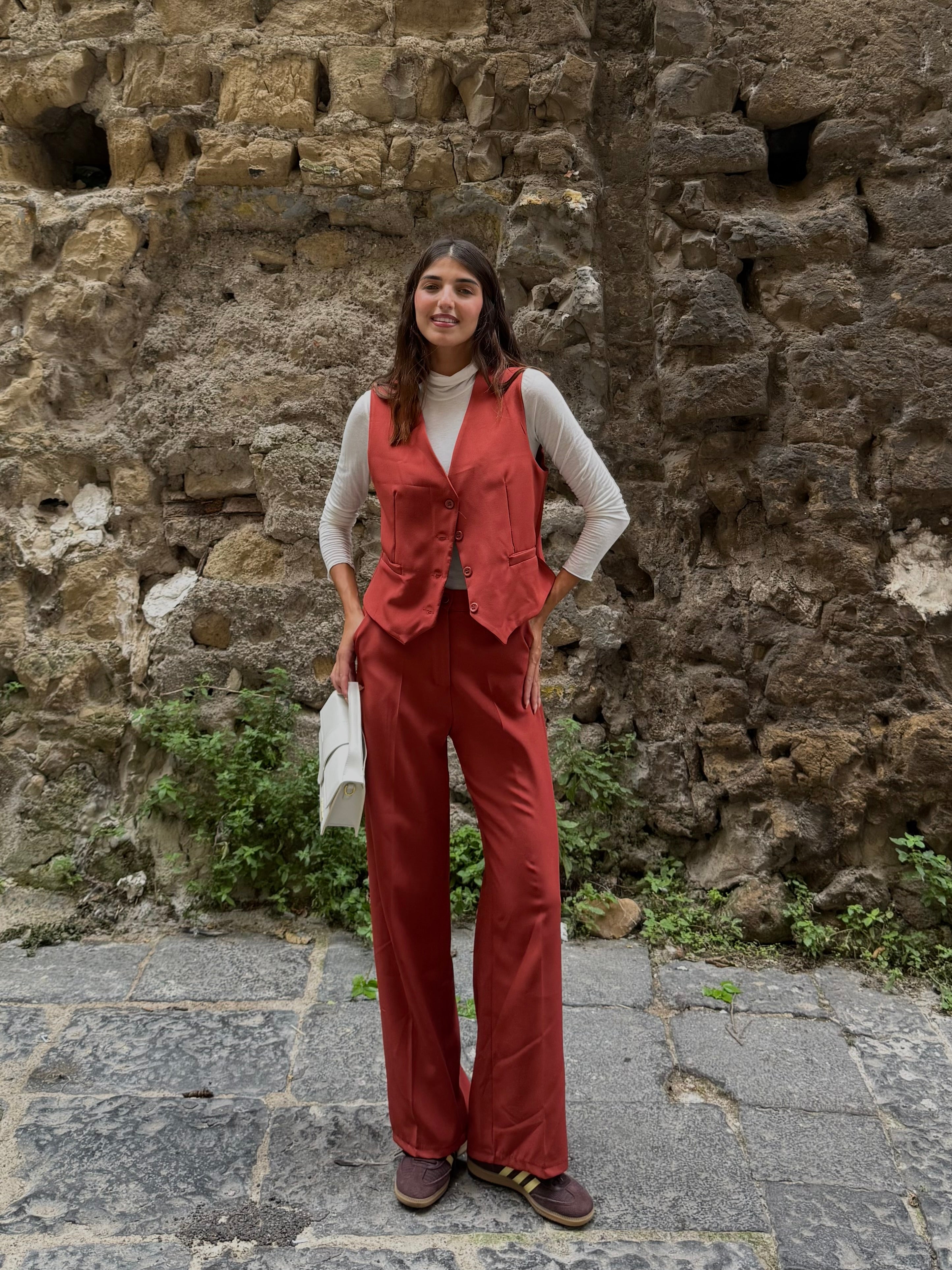 Tailleur con gilet terracotta