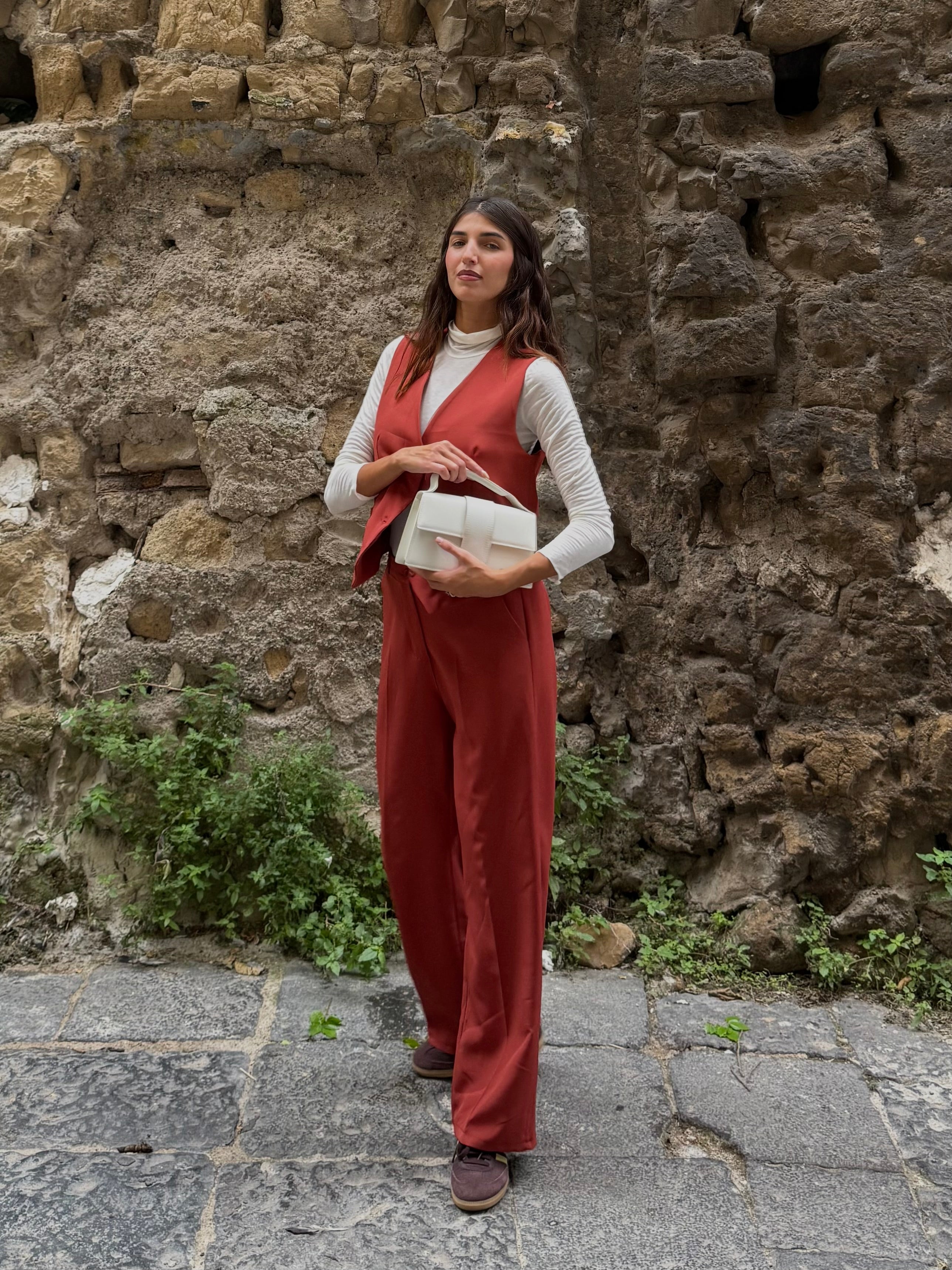 Tailleur con gilet terracotta