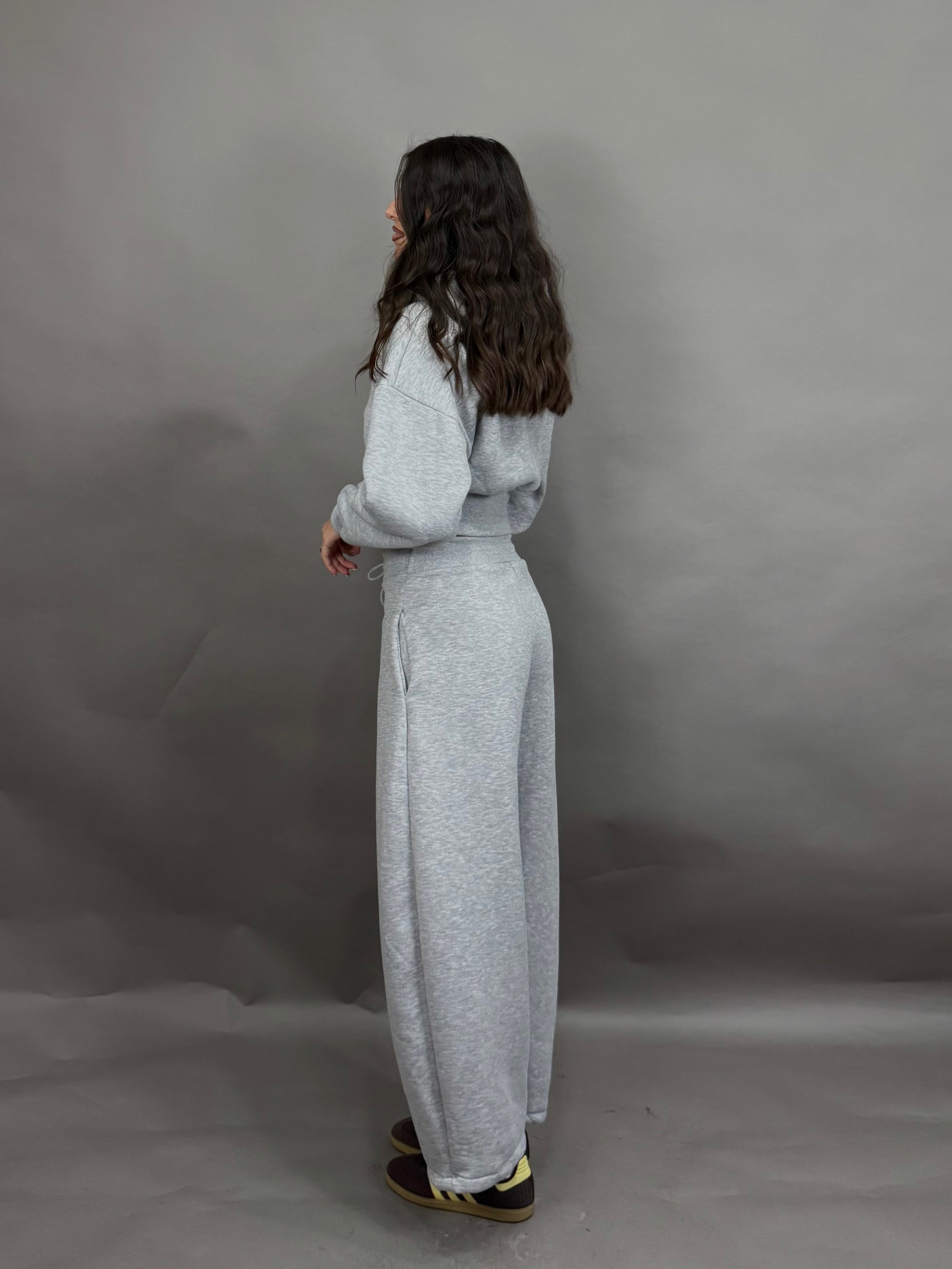 Completo in tuta grigio