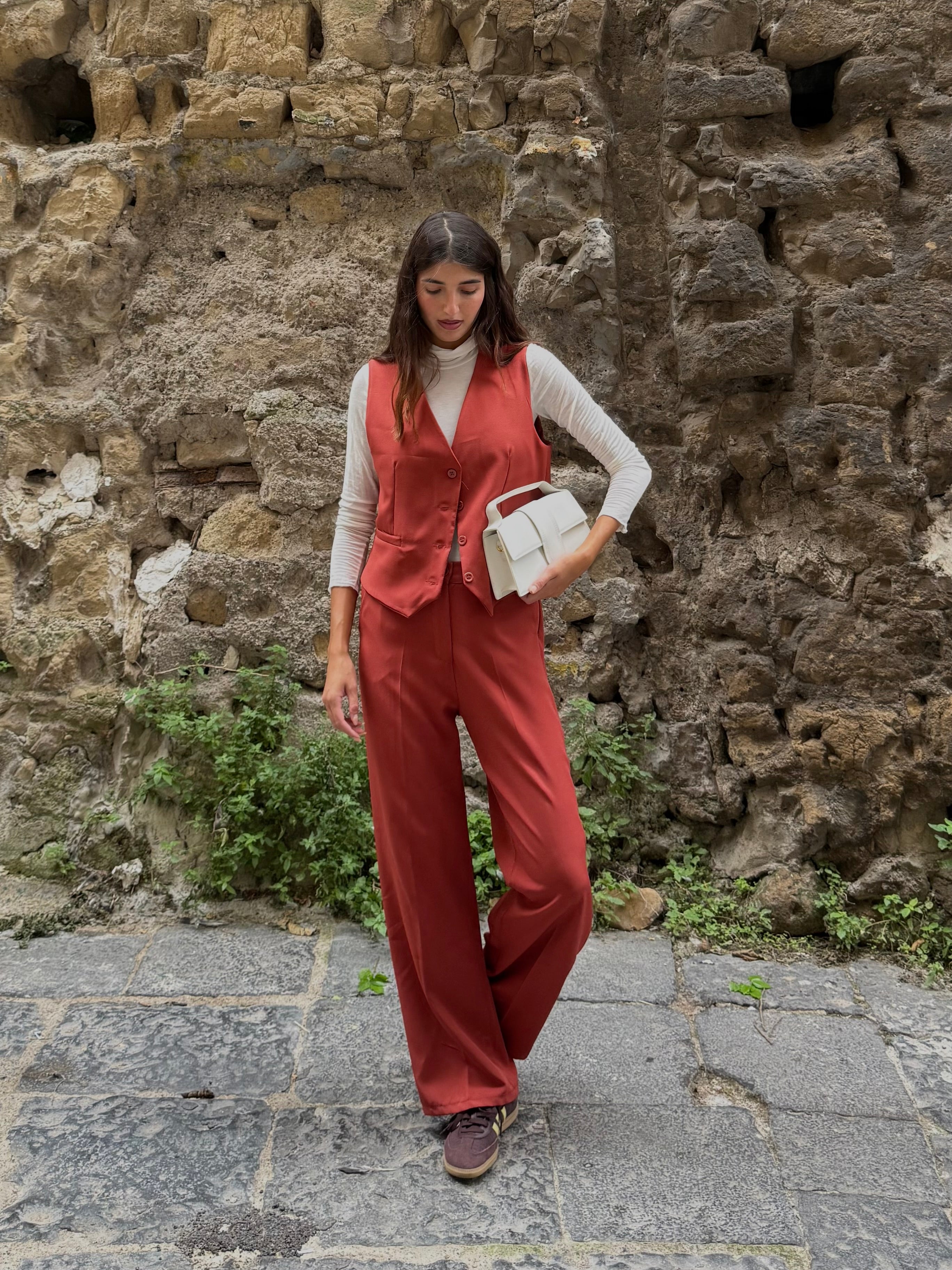 Tailleur con gilet terracotta